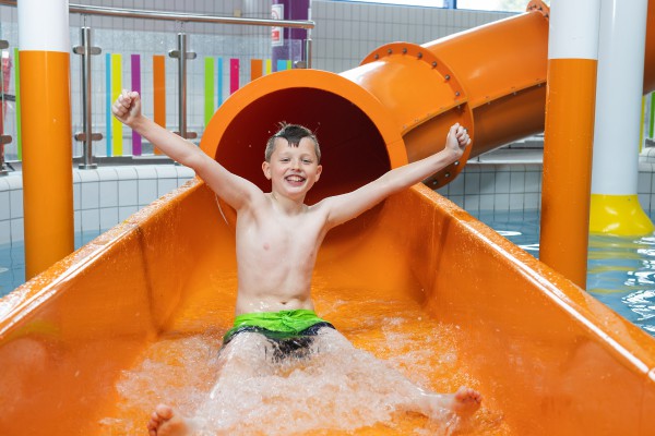 Four kids splashing in Pool